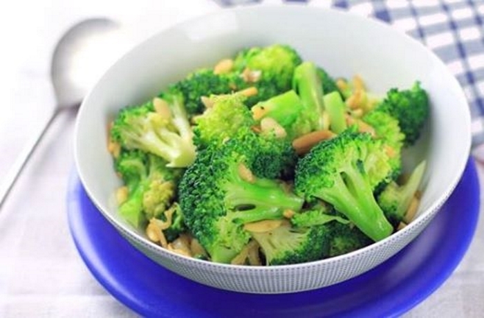 Healthy Recipe: Buttered Garlic Broccoli