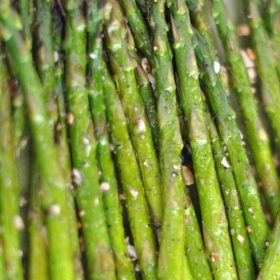 Healthy Recipe: Delicious Asparagus with Garlic Pesto