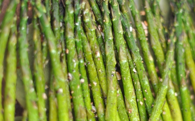 Healthy Recipe: Delicious Asparagus with Garlic Pesto